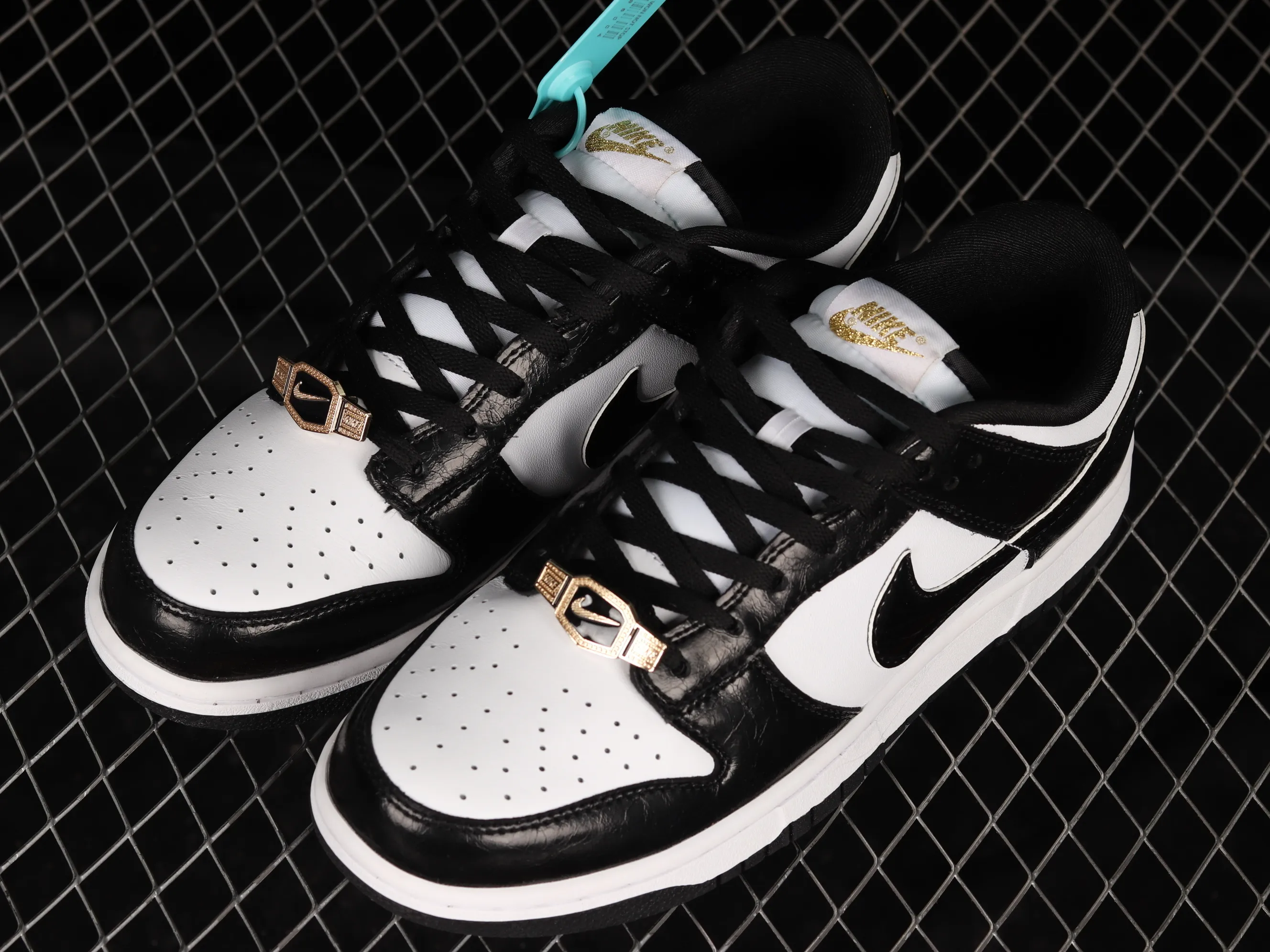 All categories Nk SB Dunk series Nk SB Dunk Low low-top sneakers F version special price Nk Dunk SB Low black and white patent leather panda SB smashed backboard fashion casual sneakers DR9511-100